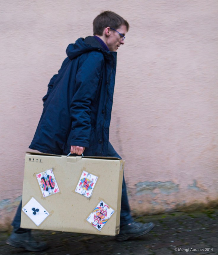 Denis, le jeune homme à la mallette.