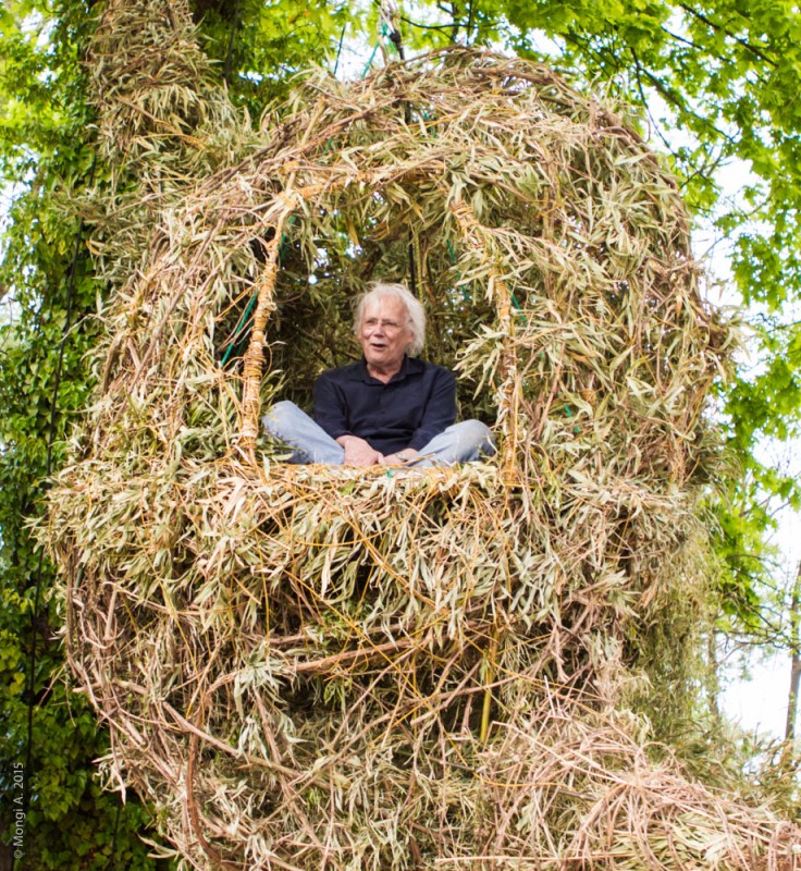 Luc Schuiten dans un nid.